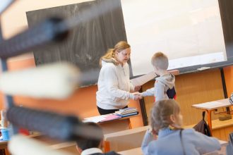 Ucitel uz nema byt v triede sam Ministerstvo spusta ambicioznu reformu za stovky milionov