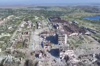 Ukrajinci a Rusi sa uz dva roky zabijaju o kluc k Donbasu Predco im zalezi na ovladnuti zniceneho mesta