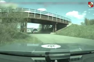 VIDEO Sialena nahanacka aku len tak neuvidite Mladik unikal pred policiou ako zmyslov zbaveny
