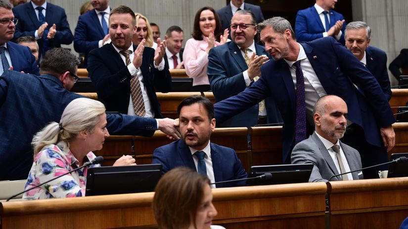prepichnute pneumatiky a rozbite auto ako by sa s utokmi na poslancov roztrhlo vrece co za tym stoji