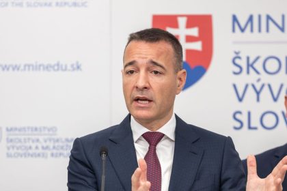 Druckerovi prischla aj druha funkcia Mal zastupovat par tyzdnov no pol roka neskor stale sedi na dvoch stolicach