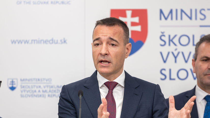 Druckerovi prischla aj druha funkcia Mal zastupovat par tyzdnov no pol roka neskor stale sedi na dvoch stolicach
