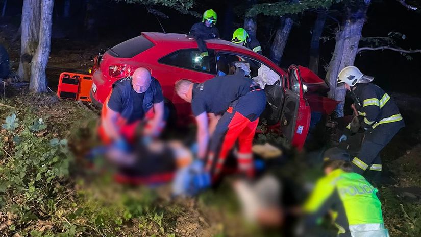 FOTO Pjat osob skoncilo v nemocnici Mlada vodicka pri vysokej rychlosti narazila do stromu