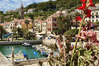 Hvar a Bra ako ich nepoznate Z plaze som usla za peknom vinom a adrenalinom aby som sa nakoniec vratila na najkrajse pobrezie