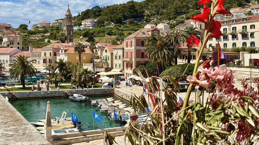 Hvar a Bra ako ich nepoznate Z plaze som usla za peknom vinom a adrenalinom aby som sa nakoniec vratila na najkrajse pobrezie