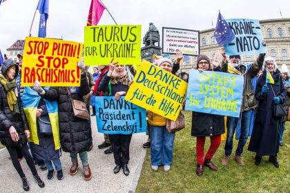 Mladi Ukrainci by mali bojovat nie utekat do cudziny odkazuje nemecka vlada Bojaschopnym utekencom chce odnat status ochrany
