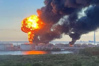 Nemilosrdny zasah pred ocami ruskej elity desiatky dronov zapalili ciele v Petrohrade kam Putin smeruje