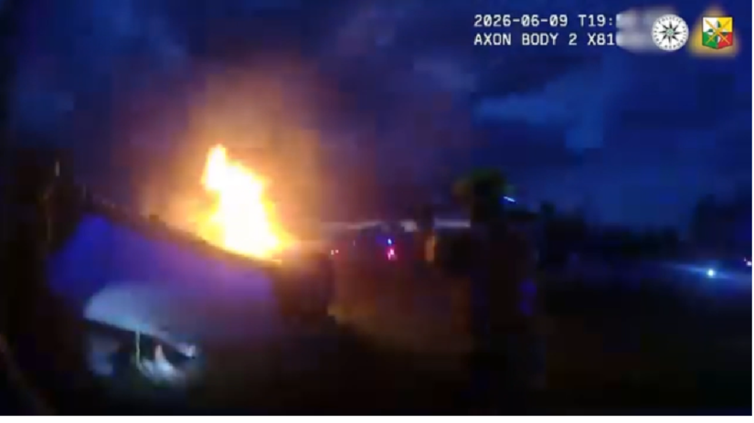 VIDEO Dramaticke zabery z ktorych mrazi policajti zachranili muza z prevrateneho horiaceho auta