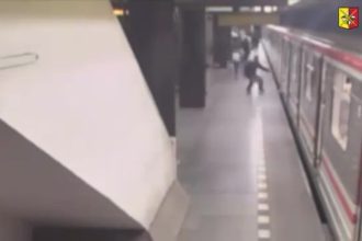 VIDEO Dramaticke zachranovanie zeny ktora spadla do kolajiska