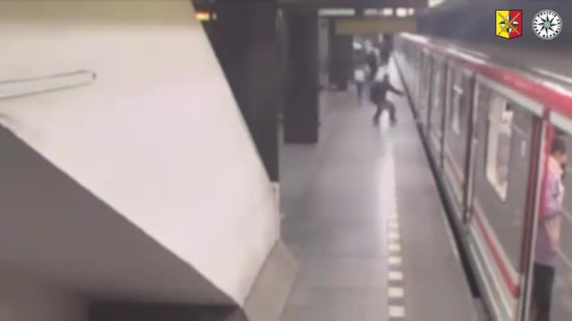 VIDEO Dramaticke zachranovanie zeny ktora spadla do kolajiska