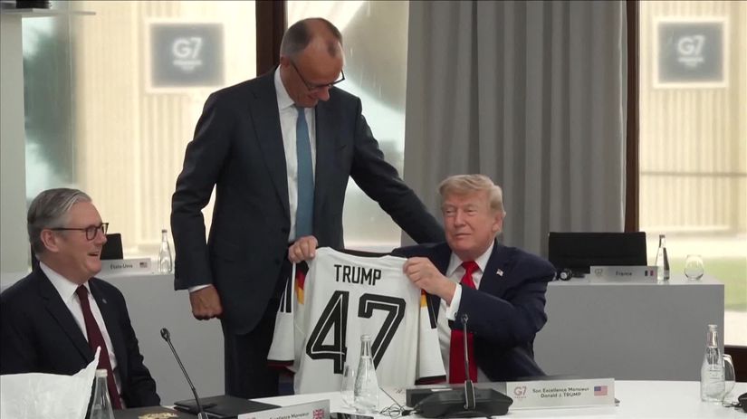 VIDEO Posila pre Nationalelf Merz priniesol Trumpovi nemecky futbalovy dres s jeho menom