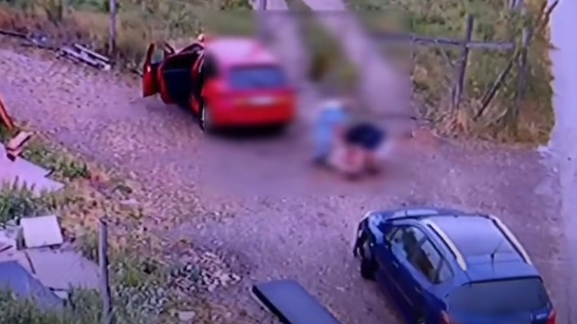 VIDEO Vydieranie ako z 90 rokov Taxikara vylakali do pasce brutalne ho napadli a okradli