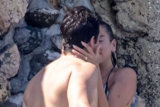Vasnive bozky a nezbedne dotyky Dua Lipa a Callum Turner sa od seba nevedia odtrhnut V ktorej europskom meste si uzivali more