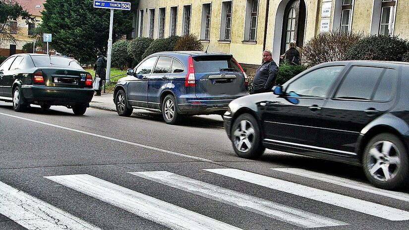 Velka zmena na priechodoch Brzdime uz pri bliziacom sa chodcovi