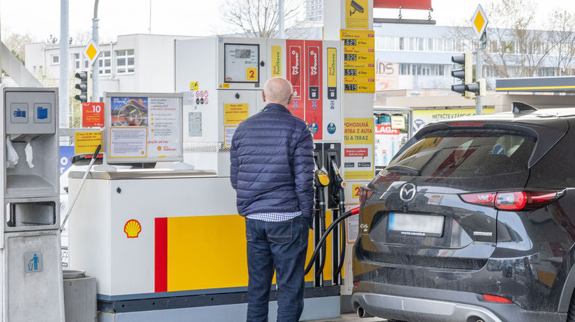 Vyrazny pokles cien na cerpacich staniciach Vodici sa vsak stretli s tvrdou realitov Stale platime najviac