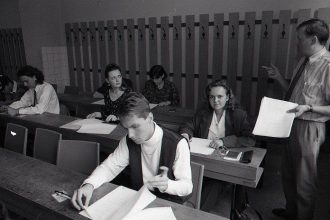 Za kluce od auta na medicinu Ako vyzerala korupcia na vysokych skolach za socializmu a preco dnes prijimaju studentov bez prijimacich skuzok