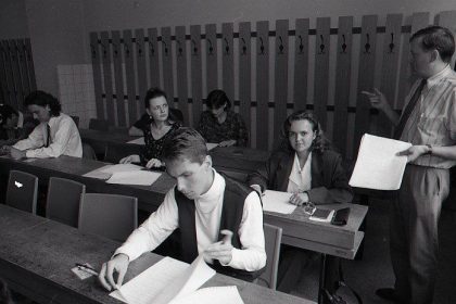 Za kluce od auta na medicinu Ako vyzerala korupcia na vysokych skolach za socializmu a preco dnes prijimaju studentov bez prijimacich skuzok