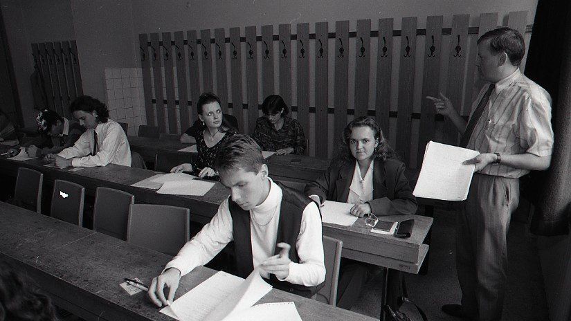 Za kluce od auta na medicinu Ako vyzerala korupcia na vysokych skolach za socializmu a preco dnes prijimaju studentov bez prijimacich skuzok