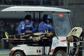 Zasah do intimnych partii Futbalistu zrazilo na travniku sanitne auto rozculeny trener krical na vodica