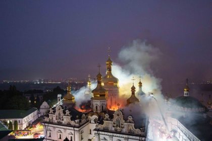 Zazrak v Kyjeve Bozsky dazd nad horiacim klastorom Kolko penazi si vyaduje jeho oprava po ruskom utoku