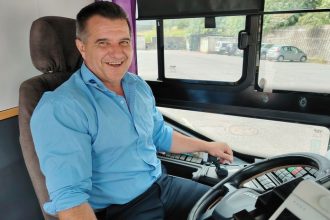 spievajuci autobusar milan sa stal hviezdou regionu ked deti uvidia jeho vyskocia od radosti