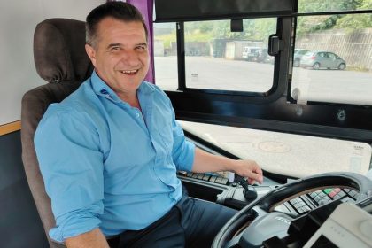 spievajuci autobusar milan sa stal hviezdou regionu ked deti uvidia jeho vyskocia od radosti