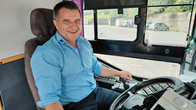 spievajuci autobusar milan sa stal hviezdou regionu ked deti uvidia jeho vyskocia od radosti