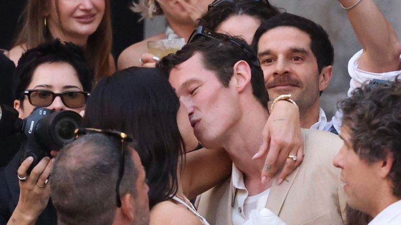 svadobny osial na sicilii dua lipa a turner roztancovali palermo zenich ruka smatral vsade prisla donatella versace aj charli