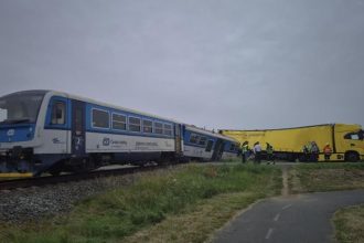v cesku doslo k zrazke vlaku s kamionom osem ludi sa zranilo na trati je obmedzena doprava kvoli vykolajenej suprave