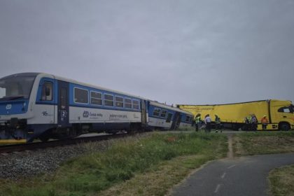 v cesku doslo k zrazke vlaku s kamionom osem ludi sa zranilo na trati je obmedzena doprava kvoli vykolajenej suprave