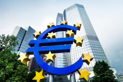 Banky obmedzili poskytovanie uverov menej ludi dostane poicku ECB varuje pred dalsim prisnenim ekonomika spravy