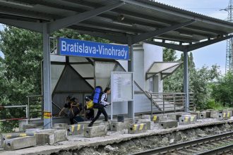 Cestujuci uviazli vo vlaku pri bratislavskych vinohradoch bez klimatizacie cikali na vystupenie hodinu a pol domace spravy