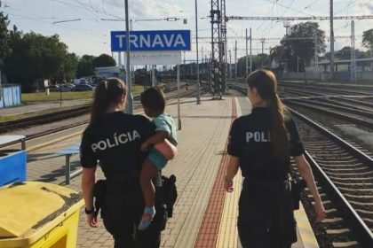 Dvojrocny chlapec nastupil do vlaku bez mamy ktora nestihla nastupit po pade regiony spravy