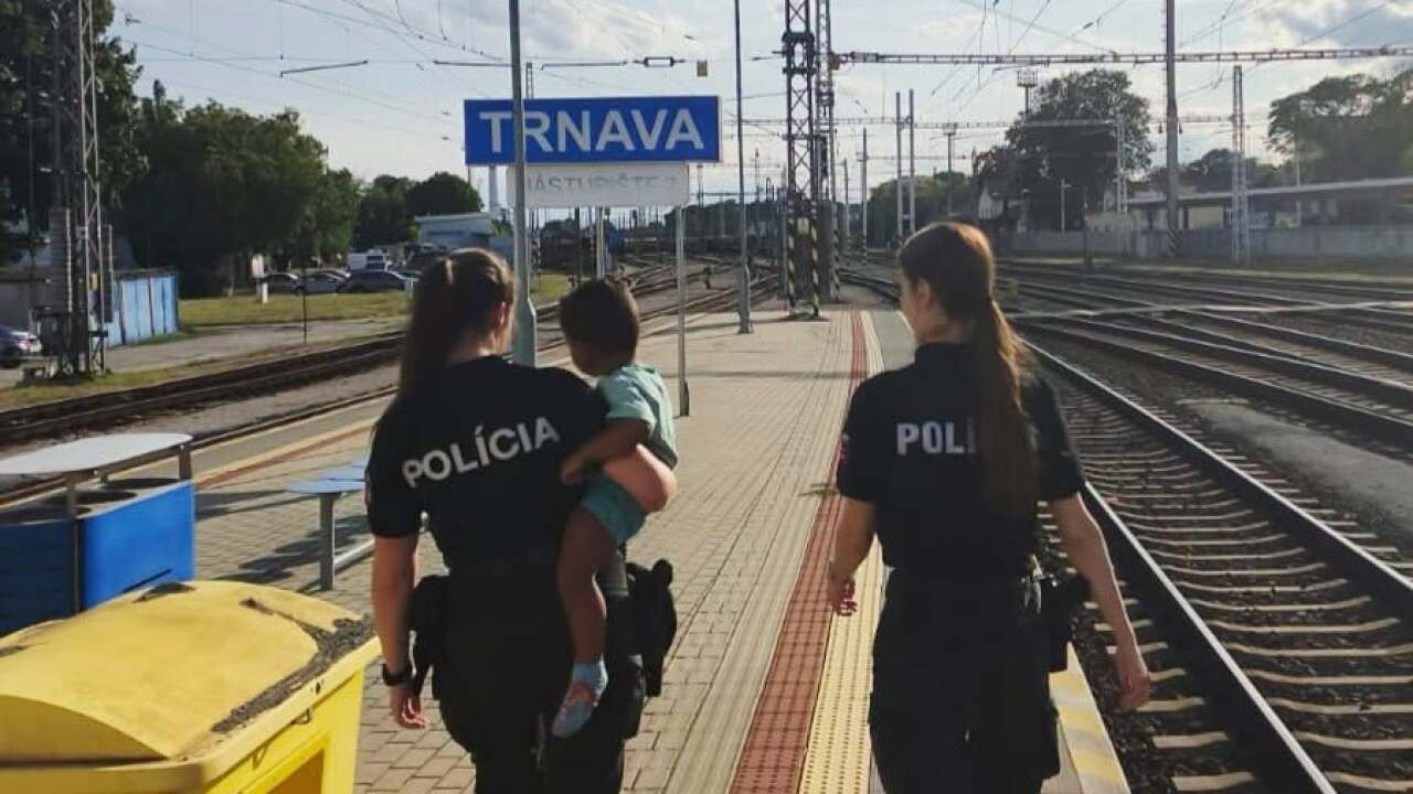 Dvojrocny chlapec nastupil do vlaku bez mamy ktora nestihla nastupit po pade regiony spravy