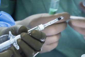 Isla na operaciu clenka zobudila sa s vatou v ustach tinedzerke pod zlou narkozou vybrali vsetky zuby mudrosti
