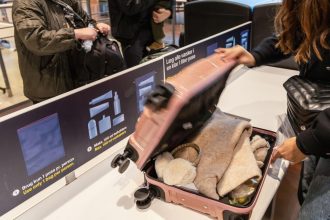 Koniec prelievaniu do miniflastickach Tieto letiska uz povolia do lietadla az dva litre tekutin Ako su na tom slovenske