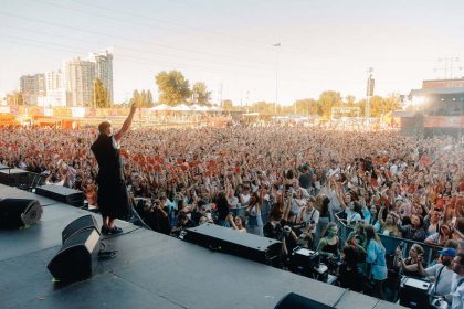 Nad Kyjevom hrozili rakety na zemi sa zabavalo Desattisice ludi premenili festival na zbierku proti ruskym dronom