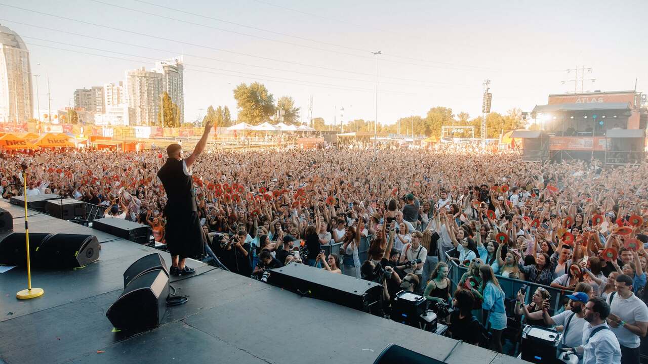 Nad Kyjevom hrozili rakety na zemi sa zabavalo Desattisice ludi premenili festival na zbierku proti ruskym dronom