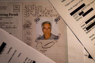 Retaze boli neviditelne ale boli tam Epsteinova asistentka opisala kult v ktorom ju roky zneuzival