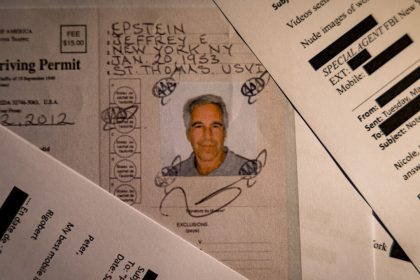 Retaze boli neviditelne ale boli tam Epsteinova asistentka opisala kult v ktorom ju roky zneuzival