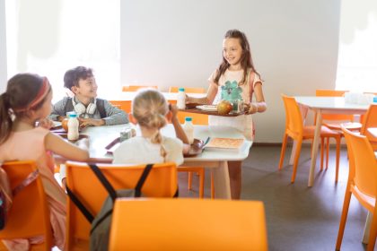 jednoduchy sposob ako motivovat tinedzerov k pestrejsej strave skola moze pomoct viac nez jedlo doma skola ahojmama