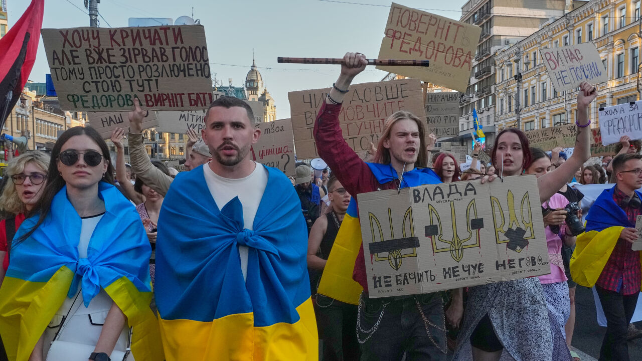 Kyjev opat v uliciach Tisice ludi pozaduju navrat Fedorova Zelenskemu posielaju tvrde odkazy svet spravy