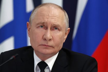 Putin vojnu nevidi no pocuje o nej z krema k nemu prudi falosna realita ktera podporuje jeho neustupnost