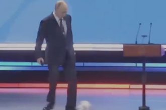VIDEO Stacilo malo a z rekvizity je muzejny klenot Obycajna lopta ide do muzea len preto ze sa jej dotkol Putin