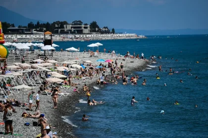 Vojna zasiahla aj do obbenho Putinovho letoviska Strach Rusov vyerpva turisti sa opauj napriek poletujcim dronom